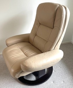 lot 38 image: Beautiful Barca Lounger and Ottoman