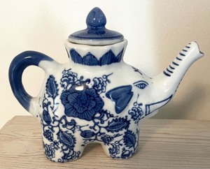 lot 90 image: Blue and White Delights