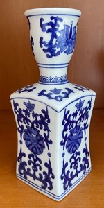 lot 116 image: Trio of Blue and White Vases