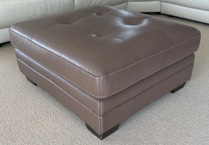 lot 141 image: Lovely Leather Ottoman