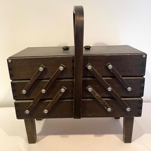 lot 172 image: Vintage Singer Foldout Sewing Box