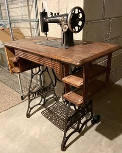 lot 173 image: Vintage Sewing Table with Sewing Machine