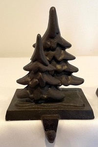 lot 177 image: 8 Cast Iron Tree Themed Stocking Holders