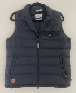 lot 229 image: Black Fjall Raven Vest