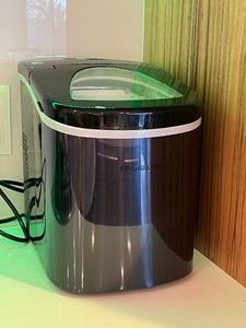 lot 67A image: Fridedaire Countertop Ice Maker