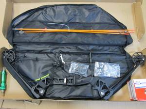 lot 454 image: PANDARUS Bowfishing Bow Kit with Arrow Ready to Shoot Right Handed 15-45 LBS Draw (BOW NEEDS TO BE RE-STRUNG)