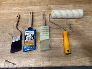 lot 48 image: Lot of 3 Paint Brushes and Roller