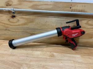 lot 56 image: MILWAUKEE M12 12V Lithium-Ion Cordless 10 oz. Adhesive and Caulk Gun (Tool-Only)