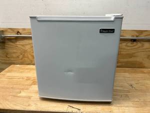 lot 84 image: MAGIC CHEF 1.7 cu. ft. Freezerless Mini Fridge, White