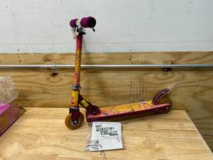lot 96 image: BRATZ Foldable Scooter