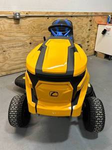 lot 7 image: CUB CADET XT1 Enduro LT 42 in. 56-Volt MAX 60 Ah Battery Lithium-Ion Electric Drive Cordless Riding Lawn Tractor with Charger