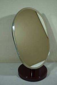 lot 48 image: Countertop Adjustable Rotating Wooden Frame Oval Glass Mirror