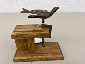 lot 140 image: Sewing Bird