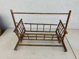 lot 34 image: Swinging Doll Crib