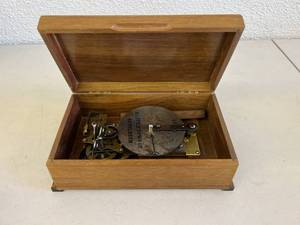 lot 3 image: Thorens Music Box with 10 Discs