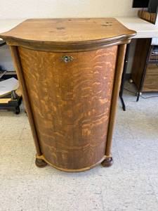lot 7 image: Cylinder Storage Cabinet with Lock & Key