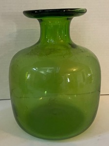 lot 89 image: Trio of Gorgeous Green Glass Vases
