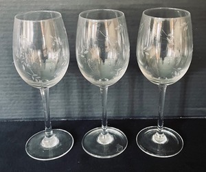 lot 138 image: Variety of Vintage Etched Stemware
