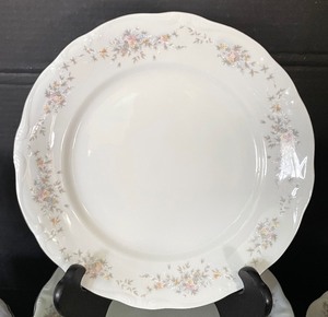 lot 142 image: Johann Haviland of Bavaria China Grouping