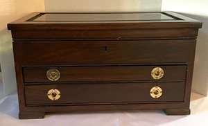 lot 147 image: Vintage Wooden Dresser Box