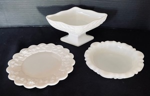 lot 148 image: Variety of Vintage Marvelous Milk Glass Items