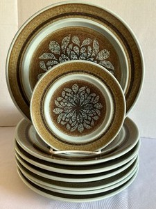 lot 29 image: Vintage Franciscan Earthenware Dinner Plates