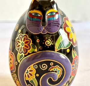 lot 35 image: Miniature Laurel Burch Colorful Cat Figurine