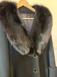 lot 278A image: Ladies Vintage Coat with Fur Collar