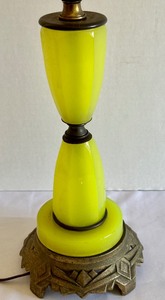 lot 11 image: Vintage Art Deco Vaseline Glass Table Lamp