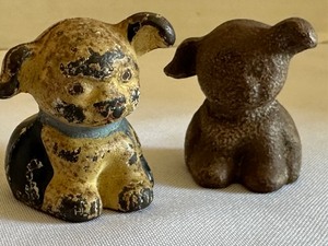 lot 47 image: Pair of Vintage Cast Iron Dog Figurines