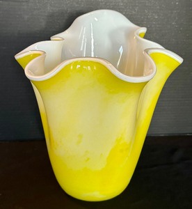 lot 136A image: Beautiful Yellow Ribbon Art Glass Style Vase