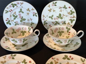 lot 135A image: Wedgewood Strawberry Teacups and Saucers and Bread Plates