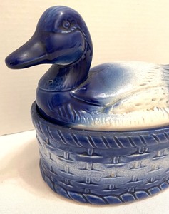 lot 332 image: Blue and White Duck on a Basket Lidded Dish