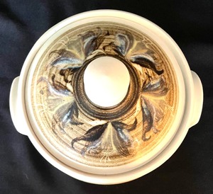 lot 331 image: Stunning Artisan Pottery Lidded Pot