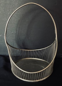 lot 336 image: Variety of Metal Serving Baskets or Decor