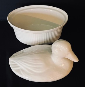 lot 360 image: Vintage California-USA Duck Casserole Dish