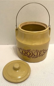 lot 368 image: Vintage Monmouth Pottery Stoneware Cookie Jar