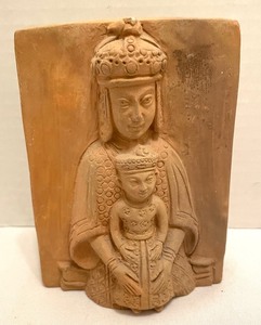 lot 370 image: Vintage Ganges River Clay Wall Decor and Figurines