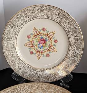 lot 196 image: Paden City Pottery 24k Gold Rimmed Dish Set