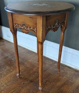 lot 200 image: Petite Painted Wood Accent Table