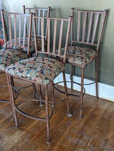 lot 208 image: Spicy Barstool Set