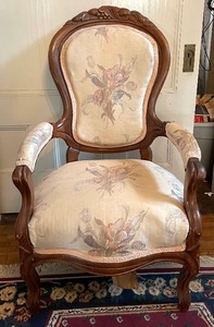 lot 428 image: Victorian Walnut Parlor Chair