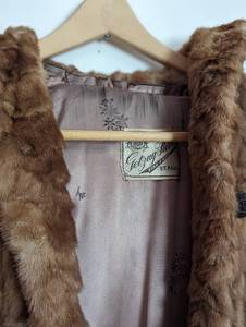 lot 222 image: Vintage Getzug Fur Coat