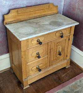 lot 252 image: Antique Marble Topped Commode