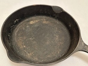 lot 266 image: Griswold #7 Cast Iron Pan
