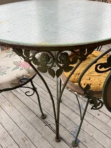 lot 432 image: Vintage Outdoor Metal Patio Table with Glass Top and Four Chairs