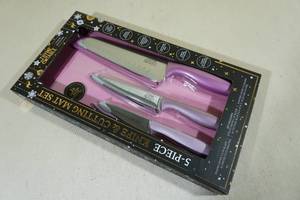 lot 45 image: Thyme & Table 5 Piece Knife and Cutting Mat Set