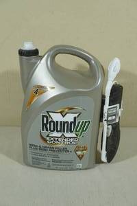 lot 135 image: Round Up Extended Control Weed & Grass Killer -1.33 Gal