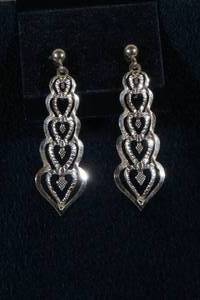 lot 174 image: 14k Yellow Gold Dangle Heart Earrings