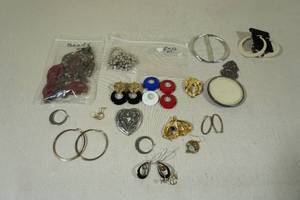 lot 194 image: Assorted Jewelry